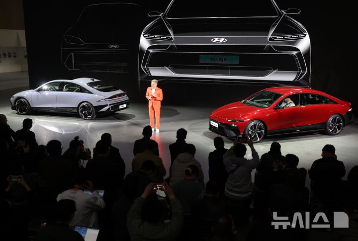 [고양=뉴시스] 전진환 기자 = 현대차 현대디자인센터장 사이먼 로스비 전무가 3일 오전 경기도 고양시 킨텍스에서 열린 2025서울모빌리티쇼에서 더 뉴 아이오닉 6의 디자인을 소개하고 있다. 2025.04.03. amin2@newsis.com