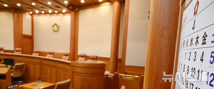 [서울=뉴시스] 사진공동취재단 = 윤석열 대통령에 대한 헌법재판소의 탄핵 심판 선고일을 하루 앞둔 3일 서울 종로구 헌법재판소 대심판정에 긴장감이 감돌고 있다. 2025.04.03. photo@newsis.com