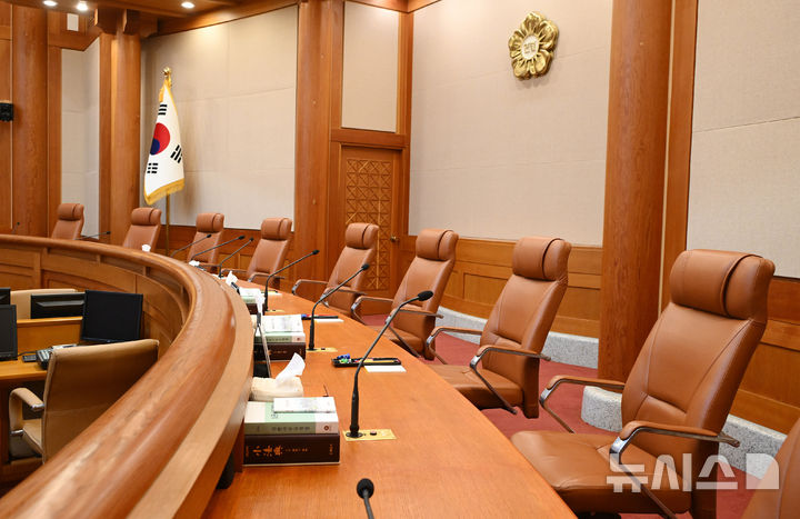 [서울=뉴시스] 사진공동취재단 = 윤석열 대통령에 대한 헌법재판소의 탄핵 심판 선고일을 하루 앞둔 지난 3일 서울 종로구 헌법재판소 대심판정에 긴장감이 감돌고 있다. 2025.04.03. photo@newsis.com
