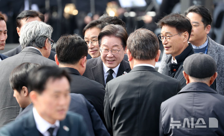 [제주=뉴시스] 우장호 기자 = 이재명 더불어민주당 대표가 3일 오전 제주시 봉개동 제주4·3평화공원에서 열린 제77주년 제주4·3 추념식장에서 참석자들과 인사를 나누고 있다. (제주도사진기자회) 2025.04.03. woo1223@newsis.com