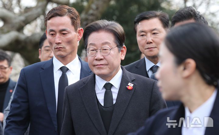 [제주=뉴시스] 우장호 기자 = 이재명 더불어민주당 대표가 3일 오전 제주시 봉개동 제주4·3평화공원에서 열린 제77주년 제주4·3 추념식에 참석하고 있다. (제주도사진기자회) 2025.04.03. woo1223@newsis.com