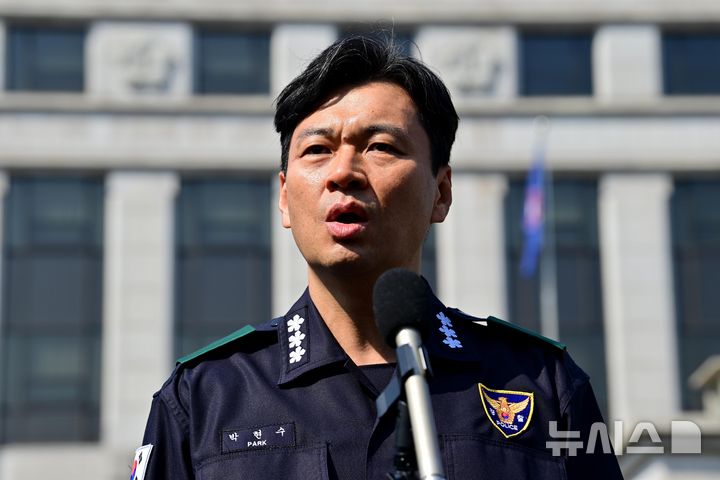[서울=뉴시스] 이영환 기자 = 박현수 서울경찰청장 직무대리가 지난 4월 서울 종로구 헌법재판소 앞에서 발언하고 있다. (공동취재) 2025.04.03. photo@newsis.com