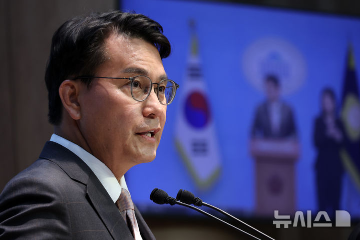 [서울=뉴시스] 조성우 기자 = 윤상현 국민의힘 의원이 3일 오전 서울 여의도 국회 소통관에서 윤석열 대통령 탄핵심판 선고 관련 기자회견을 하고 있다. 2025.04.03. xconfind@newsis.com