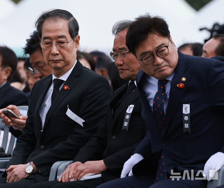 [제주=뉴시스] 조수정 기자 = 한덕수 대통령 권한대행 국무총리와 우원식 국회의장이 3일 제주특별자치도 4·3 평화공원에서 열린 '77주년 4·3 희생자 추념식'에 참석하고 있다. (대통령실통신사진기자단) 2025.04.03. chocrystal@newsis.com