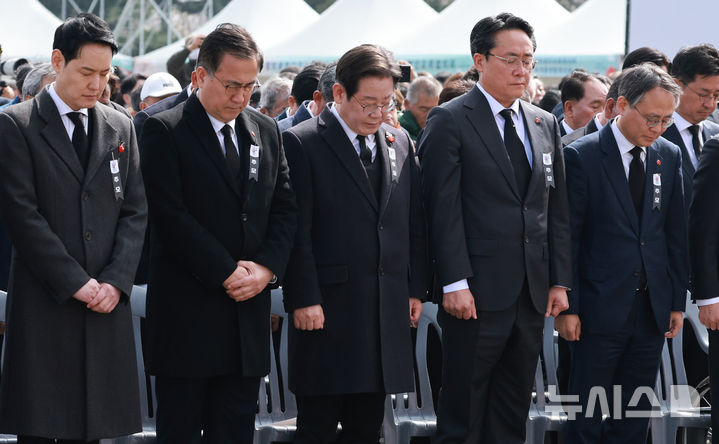 [제주=뉴시스] 조수정 기자 = 3일 제주특별자치도 4·3 평화공원에서 열린 '77주년 4·3 희생자 추념식'에서 참석 인사들이 묵념하고 있다. 오른쪽부터 고기동 행정안전부 장관 직무대행, 강도형 해수부 장관, 더불어민주당 이재명 대표, 국민의힘 최형두 비대위원, 더불어민주당 김한규 의원. (대통령실통신사진기자단) 2025.04.03. chocrystal@newsis.com