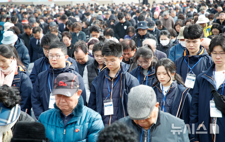 [제주=뉴시스] 우장호 기자 = 중국 난징 학생들이 3일 오전 제주시 봉개동 제주4·3평화공원에서 열린 제77주년 제주4·3 추념식에 참석해 희생 영령들을 위해 묵념하고 있다. (제주도사진기자회) 2025.04.03. woo1223@newsis.com