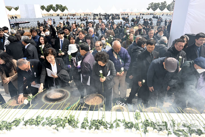 [제주=뉴시스] 우장호 기자 = 제77주년 제주4·3 추념일인 3일 오전 제주시 봉개동 제주4·3평화공원에서 시민들이 희생영령을 위해 헌화 분향하고 있다. (제주도사진기자회) 2025.04.03. woo1223@newsis.com