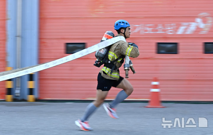 [용인=뉴시스] 김종택 기자 = 3일 경기도 용인시 처인구 경기도소방학교에서 열린 '2025년 경기도 소방기술 경연대회'에서 최강소방관 종목에 참가한 소방관이 기량을 펼치고 있다. 2025.04.03. jtk@newsis.com