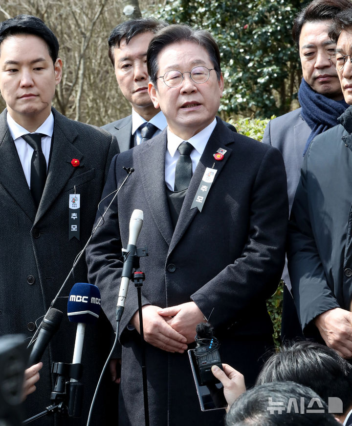 [제주=뉴시스] 우장호 기자 = 이재명 더불어민주당 대표가 3일 오전 제주시 봉개동 제주4·3평화공원에서 열린 제77주년 제주4·3 추념식 참배 후 취재진의 질문에 답변하고 있다. (제주도사진기자회) 2025.04.03. woo1223@newsis.com