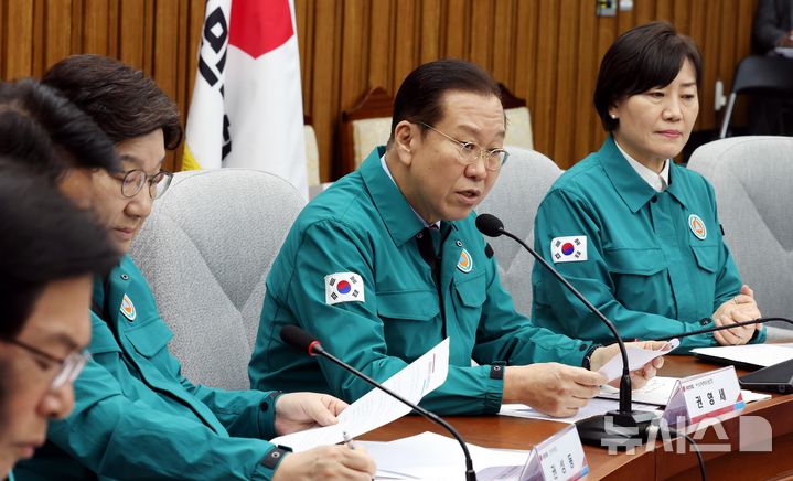 [서울=뉴시스] 조성봉 기자 = 권영세 국민의힘 비상대책위원장이 3일 오전 서울 여의도 국회에서 열린 산불피해 대책마련 당정협의회에서 발언을 하고 있다. 2025.04.03. suncho21@newsis.com