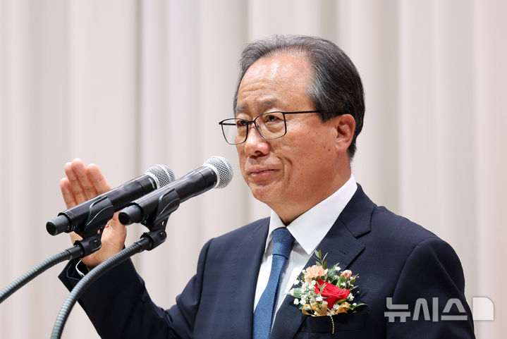 [부산=뉴시스] 하경민 기자 = 4·2 부산교육감 재선거에서 당선된 김석준 교육감이 3일 부산 부산진구 부산시교육청 강당에서 열린 취임식에 참석, 취임선서를 하고 있다. 2025.04.03. yulnetphoto@newsis.com