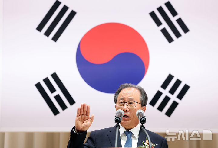 [부산=뉴시스] 하경민 기자 = 4·2 부산교육감 재선거에서 당선된 김석준 교육감이 3일 부산 부산진구 부산시교육청 강당에서 열린 취임식에 참석, 취임선서를 하고 있다. 2025.04.03. yulnetphoto@newsis.com