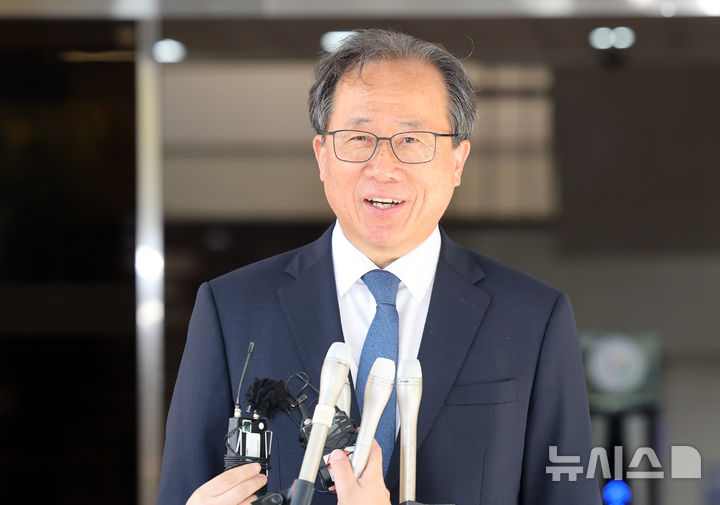 [부산=뉴시스] 하경민 기자 = 4·2 부산교육감 재선거에서 당선된 김석준 교육감이 3일 오전 부산 부산진구 부산시교육청 앞에서 취임 소감을 밝히고 있다. 2025.04.03. yulnetphoto@newsis.com