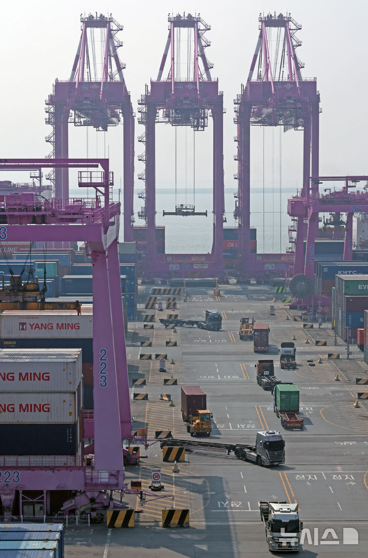 [서울=뉴시스] 김금보 기자 = 3일 오전 인천 연수구 인천신항컨테이너터미널에서 수출입 선적작업이 이뤄지고 있다. 미국 정부가 한국에서 수입되는 모든 제품에 25%의 상호관세를 부과한다고 공식 발표했다. 2025.04.03. kgb@newsis.com