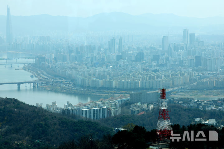 [서울=뉴시스] 김진아 기자 = 사진은 3일 서울 압구정·성수동 일대. 2025.04.03. bluesoda@newsis.com
