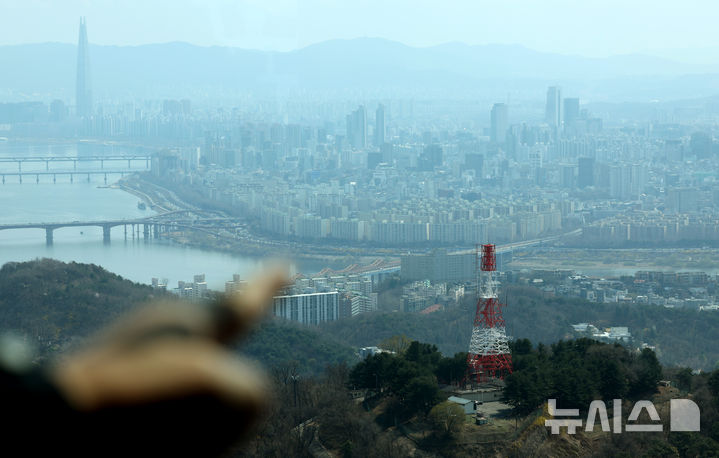 [서울=뉴시스] 김진아 기자 = 사진은 3일 서울 압구정·성수동 일대. 2025.04.03. bluesoda@newsis.com