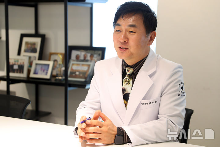 [서울=뉴시스] 김혜진 기자 = 최이돈 한국동물병원협회 회장이 지난 2일 서울 강남구 VIP동물의료센터 청담점에서 뉴시스와 인터뷰를 하고 있다. 2025.04.04. jini@newsis.com