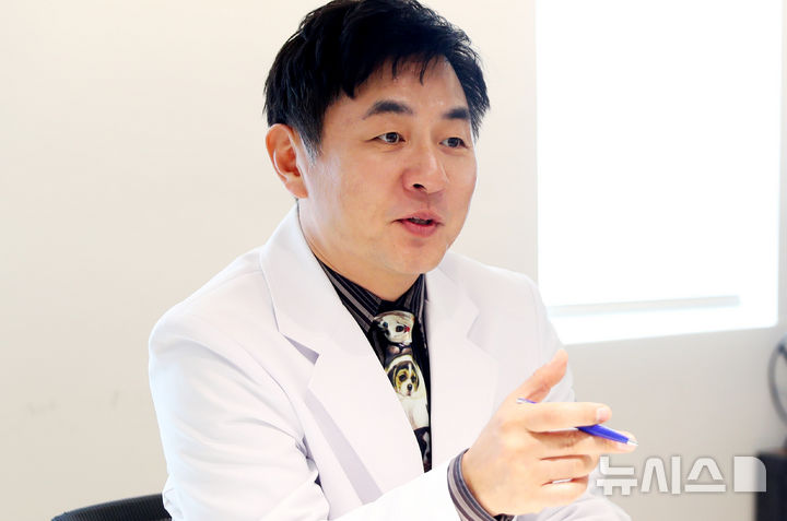 [서울=뉴시스] 김혜진 기자 = 최이돈 한국동물병원협회 회장이 지난 2일 서울 강남구 VIP동물의료센터 청담점에서 뉴시스와 인터뷰를 하고 있다. 2025.04.04. jini@newsis.com