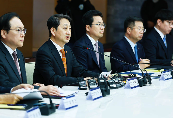 [서울=뉴시스] 김선웅 기자 = 안덕근 산업통상자원부 장관이 3일 서울 중구 대한상공회의소에서 열린 민관합동 미국 관세조치 대책회의를 주재하고 있다. (사진=산업통상자원부 제공) 2025.04.03. photo@newsis.com *재판매 및 DB 금지