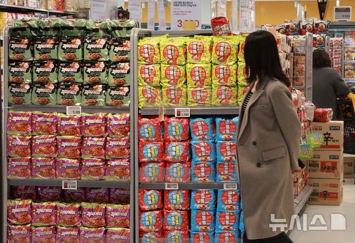 [서울=뉴시스] 고범준 기자 = 서울 용산구의 한 대형마트에서 각종 라면이 판매되고 있다. 2025.04.03. bjko@newsis.com
