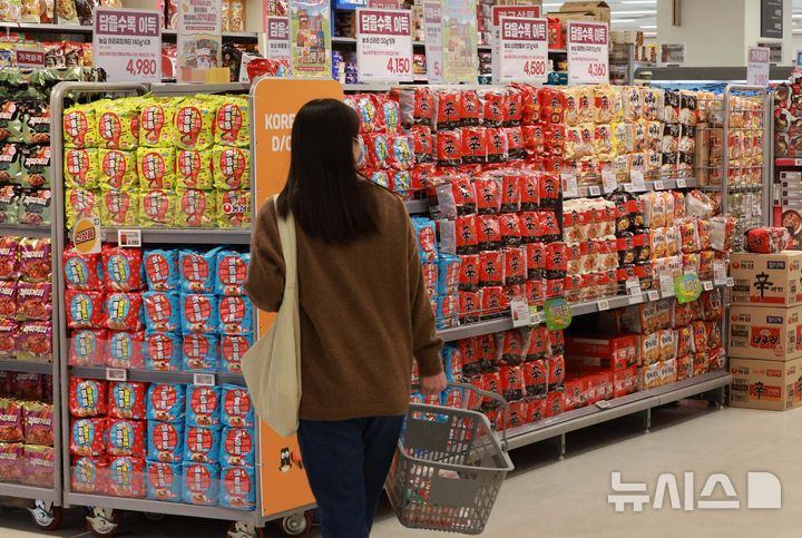 [서울=뉴시스] 고범준 기자 = 3일 서울 용산구의 한 대형마트에서 각종 라면이 판매되고 있다. 2025.04.03. bjko@newsis.com
