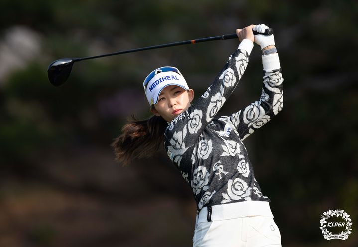 [서울=뉴시스] 3일 부산 동래베네스트CC에서 열린 두산건설 We've 챔피언십 1라운드 10번홀에서 배소현이 티샷을 하고 있다. (사진=KLPGA 제공) 2025.04.03. photo@newsis.com *재판매 및 DB 금지