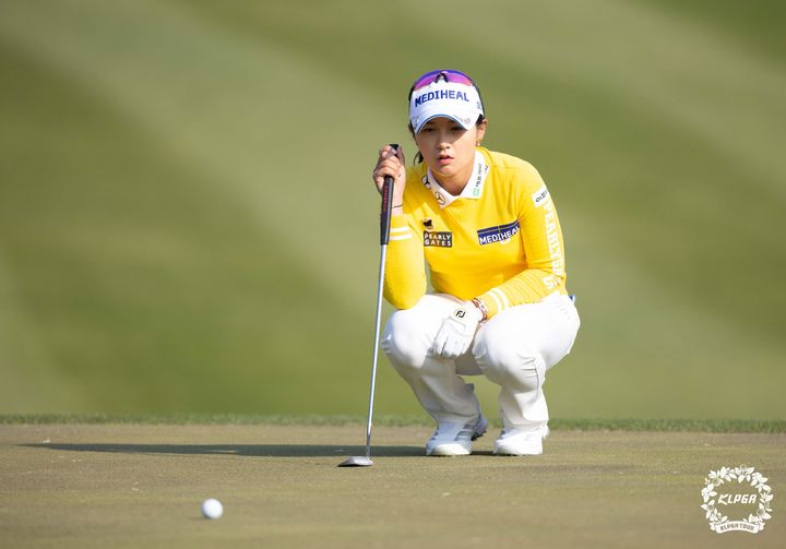 [서울=뉴시스] 3일 부산 동래베네스트CC에서 열린 두산건설 We've 챔피언십 1라운드 10번홀에서 박현경이 그린을 파악하고 있다. (사진=KLPGA 제공) 2025.04.03. photo@newsis.com *재판매 및 DB 금지