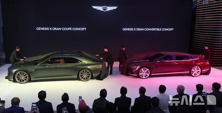 [고양=뉴시스] 전진환 기자 = 3일 오전 경기도 고양시 킨텍스에서 열린 2025서울모빌리티쇼 제네시스 부스에서 그랑 쿠페 컨셉카와 그랑 컨버터블 컨셉카가 공개되고 있다. 2025.04.03. amin2@newsis.com