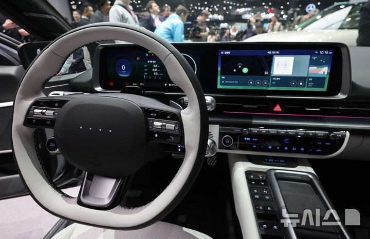 [고양=뉴시스] 전진환 기자 = 3일 오전 경기도 고양시 킨텍스에서 열린 2025서울모빌리티쇼 현대차 부스에 더 뉴 아이오닉6가 공개되고 있다. 2025.04.03. amin2@newsis.com