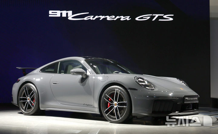 [고양=뉴시스] 전진환 기자 = 3일 오전 경기도 고양시 킨텍스에서 열린 2025서울모빌리티쇼 포르쉐 부스에 새로운 911 카레라4 GTS가 공개되고 있다. 2025.04.03. amin2@newsis.com