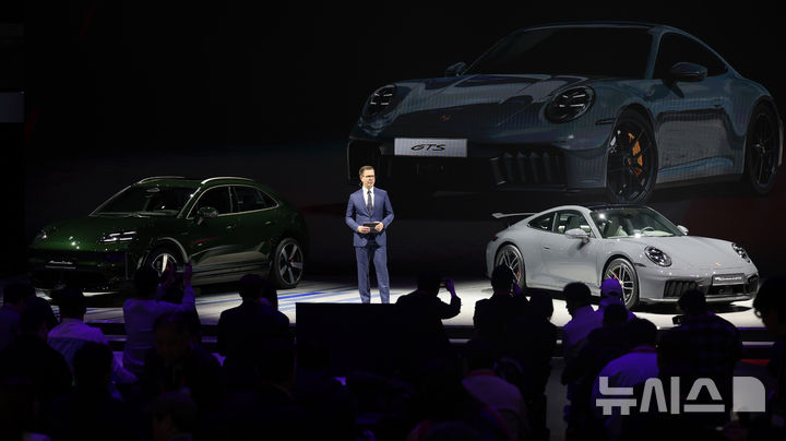 [고양=뉴시스] 전진환 기자 = 마티아스 부쉐 포르쉐코리아 대표가 3일 오전 경기도 고양시 킨텍스에서 열린 2025서울모빌리티쇼에서 새로운 911 카레라 4 GTS(오른쪽)를 소개하고 있다. 왼쪽은 뉴 마칸EV. 2025.04.03. amin2@newsis.com