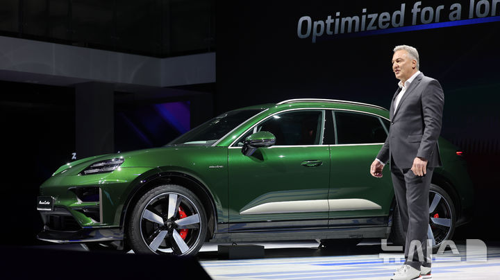 [고양=뉴시스] 전진환 기자 = 요르크 케르너 포르쉐AG 마칸 제품 라인 총괄 사장이 3일 오전 경기도 고양시 킨텍스에서 열린 2025서울모빌리티쇼에서 뉴 마칸을 소개하고 있다. 2025.04.03. amin2@newsis.com