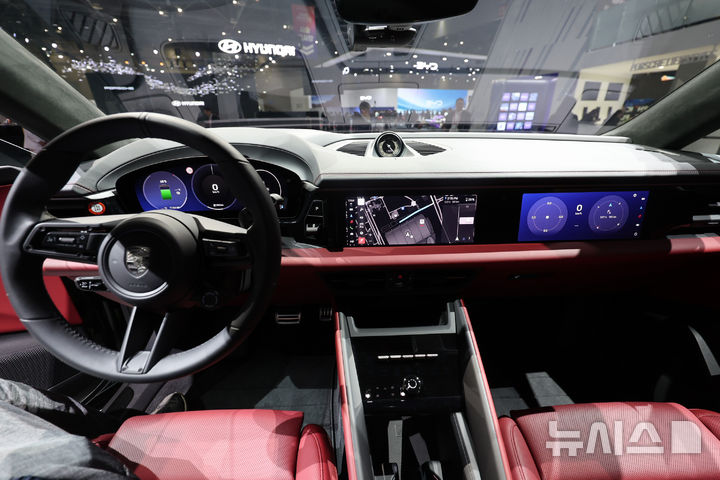 [고양=뉴시스] 전진환 기자 = 3일 오전 경기도 고양시 킨텍스에서 열린 2025서울모빌리티쇼 포르쉐 부스에 뉴 마칸이 전시되고 있다. 2025.04.03. amin2@newsis.com