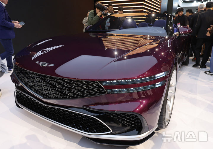 [고양=뉴시스] 전진환 기자 = 3일 오전 경기도 고양시 킨텍스에서 열린 2025서울모빌리티쇼 제네시스 부스에 그랑 컨버터블 컨셉카가 공개되고 있다. 2025.04.03. amin2@newsis.com