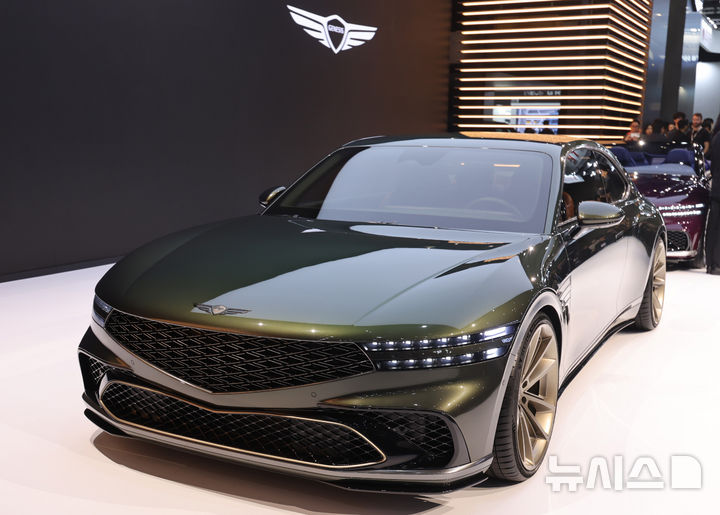 [고양=뉴시스] 전진환 기자 = 3일 오전 경기도 고양시 킨텍스에서 열린 2025서울모빌리티쇼 제네시스 부스에 그랑 쿠페 컨셉카가 공개되고 있다. 2025.04.03. amin2@newsis.com