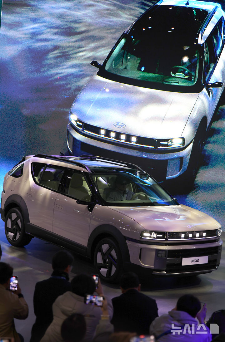 [고양=뉴시스] 전진환 기자 = 3일 오전 경기도 고양시 킨텍스에서 열린 2025서울모빌리티쇼에서 디 올 뉴 넥쏘가 공개되고 있다. 2025.04.03. amin2@newsis.com