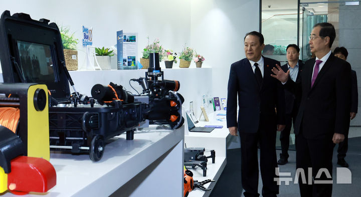 [제주=뉴시스] 조수정 기자 = 한덕수 대통령 권한대행 국무총리가 3일 제주혁신성장센터에서 열린 입주기업 간담회에 앞서 입주기업 제품 전시를 보고 있다.왼쪽은 양영철 제주국제자유도시개발센터 이사장. (대통령실통신사진기자단) 2025.04.03. chocrystal@newsis.com