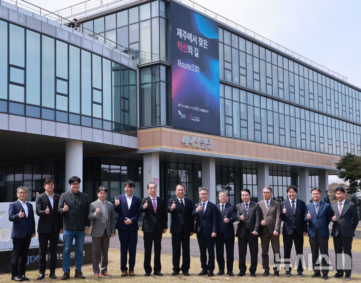 [제주=뉴시스] 조수정 기자 = 한덕수 대통령 권한대행 국무총리가 3일 제주혁신성장센터에서 열린 입주기업 간담회에앞서 참석자들과 기념촬영 하고 있다. (대통령실통신사진기자단) 2025.04.03. chocrystal@newsis.com