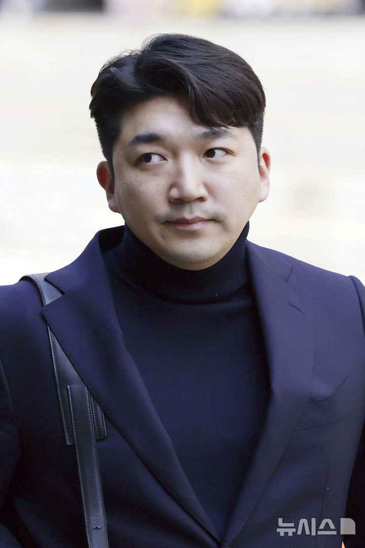 [서울=뉴시스] 최동준 기자 = 기업회생절차를 신청한 최형록 발란 대표가 3일 서울 서초구 서울회생법원에서 열린 심문기일에 출석하고 있다. 2025.04.03. photocdj@newsis.com