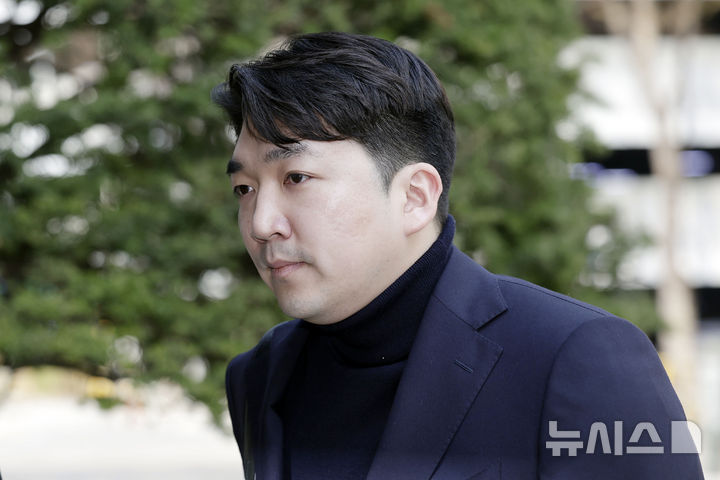 [서울=뉴시스] 최동준 기자 = 기업회생절차를 신청한 최형록 발란 대표가 3일 서울 서초구 서울회생법원에서 열린 심문기일에 출석하고 있다. 2025.04.03. photocdj@newsis.com