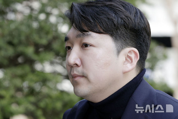 [서울=뉴시스] 최동준 기자 = 기업회생절차를 신청한 최형록 발란 대표가 3일 서울 서초구 서울회생법원에서 열린 심문기일에 출석하고 있다. 2025.04.03. photocdj@newsis.com