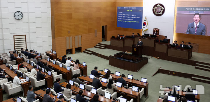 [서울=뉴시스] 추상철 기자 = 오세훈 서울시장이 3일 오후 서울 종로구 서울시의회에서 열린 제329회 시의회 임시회 1차 본회의에서 발언하고 있다. 2025.04.03. scchoo@newsis.com