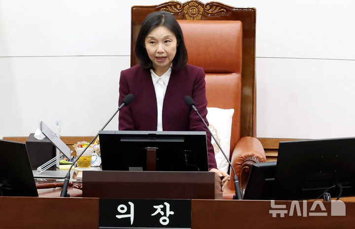 [서울=뉴시스] 추상철 기자 = 최호정 서울시의회 의장이 지난달 3일 오후 서울 종로구 서울시의회에서 열린 제329회 시의회 임시회 1차 본회의에서 발언하고 있다. 2025.04.03. scchoo@newsis.com