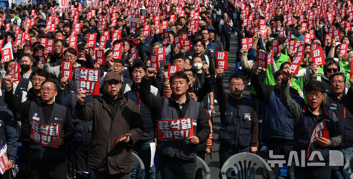 [서울=뉴시스] 이영환 기자 = 양경수 민주노총 위원장과 권영길, 한상균 전 위원장 및 조합원들이 3일 오후 서울 종로구 광화문 서십자각터에서 열린 민주노총 제83차 임시대의원대회에서 구호를 외치고 있다. 2025.04.03. 20hwan@newsis.com