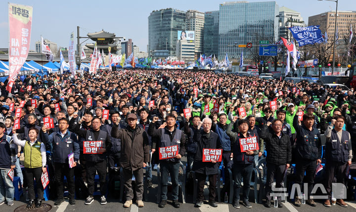 [서울=뉴시스] 이영환 기자 = 양경수 민주노총 위원장과 권영길, 한상균 전 위원장 및 조합원들이 3일 오후 서울 종로구 광화문 서십자각터에서 열린 민주노총 제83차 임시대의원대회에서 임을위한행진곡을 제창하고 있다. 2025.04.03. 20hwan@newsis.com