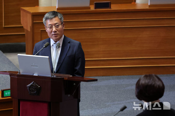 [서울=뉴시스] 조성우 기자 = 김석우 법무부 차관이 3일 오후 서울 여의도 국회에서 열린 제423회 국회(임시회) 제4차 본회의 경북·경남·울산지역산불사태수습과피해대책마련및헌법질서수호를위한긴급현안질문에서 한정애 더불어민주당 의원 질의에 답변하고 있다.&nbsp; 2025.04.03. xconfind@newsis.com