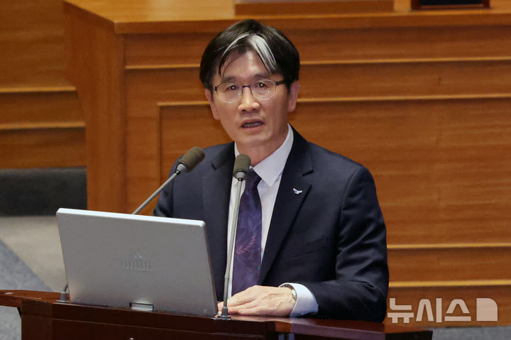 [서울=뉴시스] 조성우 기자 = 오동운 고위공직자범죄수사처(공수처)장이 3일 오후 서울 여의도 국회에서 열린 제423회 국회(임시회) 제4차 본회의 경북·경남·울산지역산불사태수습과피해대책마련및헌법질서수호를위한긴급현안질문에서 이언주 더불어민주당 의원 질의에 답변하고 있다. 2025.04.03. xconfind@newsis.com