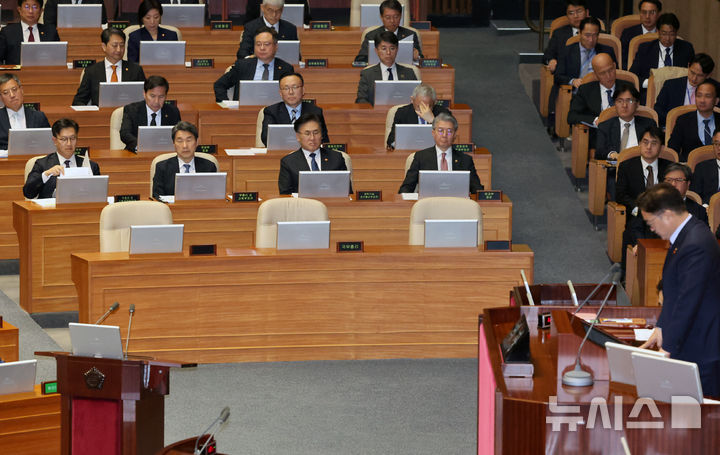 [서울=뉴시스] 조성우 기자 = 이주호(앞줄 가운데) 사회부총리 겸 교육부 장관과 국무위원들이 3일 오후 서울 여의도 국회에서 열린 제423회 국회(임시회) 제4차 본회의에 출석해 자리하고 있다. 2025.04.03. xconfind@newsis.com