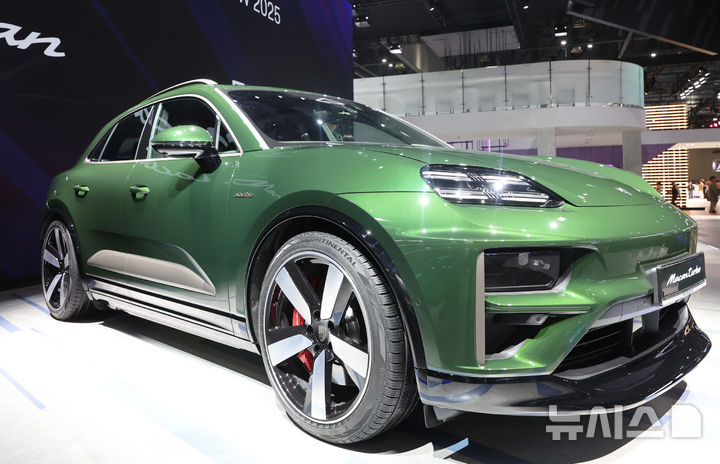 [고양=뉴시스] 전진환 기자 = 3일 오전 경기도 고양시 킨텍스에서 열린 2025서울모빌리티쇼 포르쉐 부스에 뉴 마칸EV가 공개되고 있다. 2025.04.03. amin2@newsis.com
