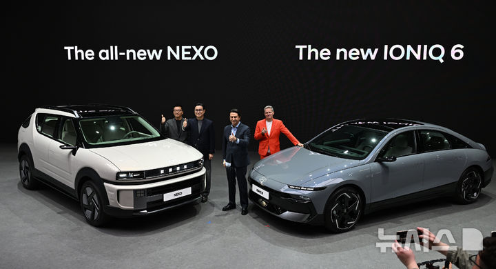 [고양=뉴시스] 전진환 기자 = 3일 오전 경기도 고양시 킨텍스에서 열린 2025서울모빌리티쇼에서 현대자동차가 디 올 뉴 넥쏘와 더 뉴 아이오닉6를 공개하고 있다. 2025.04.03. amin2@newsis.com